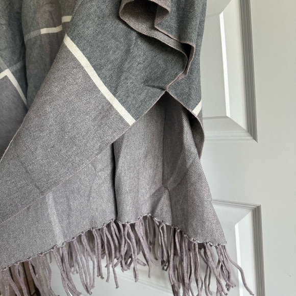 House of Harlow 1960 Fringed Poncho NWT - Picture 3 of 9